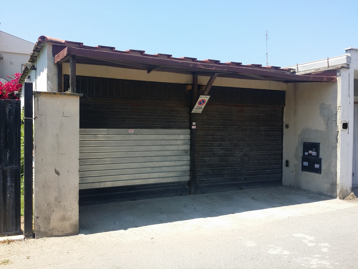 Fiumicino Box/garage doppio su strada adiacente Darsena Turistica e al mare.