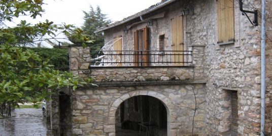 Spoleto, Borgo Bazzano Superiore vendesi villa del 1600 di interesse storico